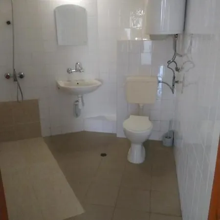 уют ゲストハウス 3*